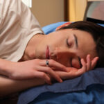 スマートリングを着けて睡眠中の男性